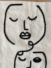 Charger l&#39;image dans la galerie, Housse de coussin Visages
