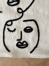 Charger l&#39;image dans la galerie, Housse de coussin Visages
