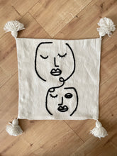 Charger l&#39;image dans la galerie, Housse de coussin Visages
