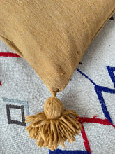 Charger l&#39;image dans la galerie, Housse de coussin berbère ocre

